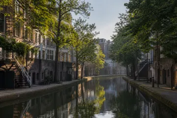 Rustige Utrechtse gracht met bomen en historische gevels