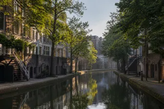 Rustige Utrechtse gracht met bomen en historische gevels