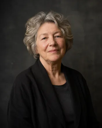 Portret van de fictieve Mara Veld in zacht daglicht